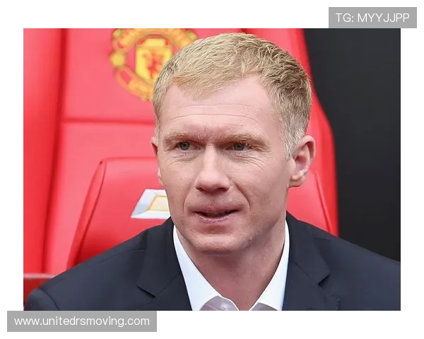 两名男子穿印有加里内维尔是叛徒字样衣服闯入英乙赛场引发骚动